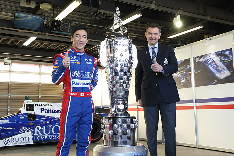 ボルグワーナートロフィを中央に、佐藤琢磨選手（左）とボルグワーナー マーケティング部長 スコット・ギャレット氏（右）