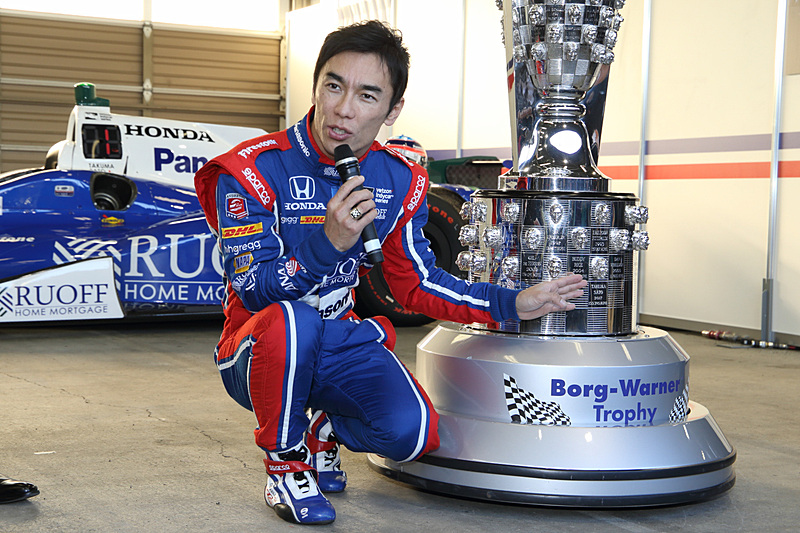 自身の顔がついている位置を説明する佐藤琢磨選手