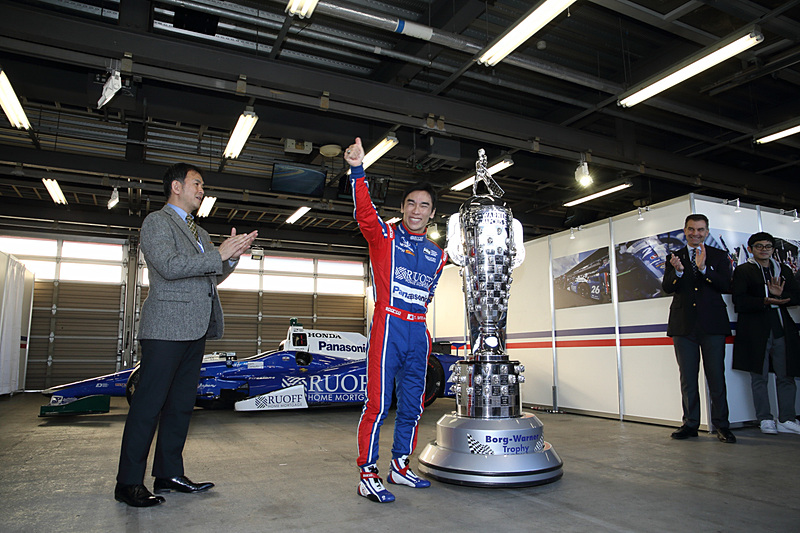 ファンからの歓声に応える佐藤琢磨選手