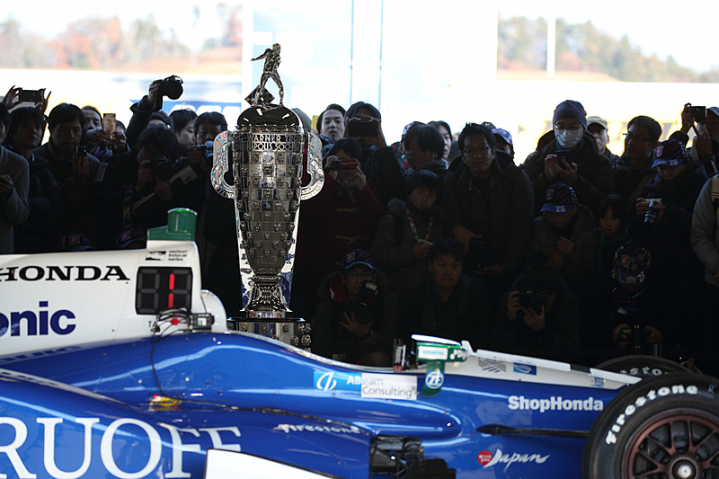 佐藤琢磨選手の優勝マシンとトロフィ