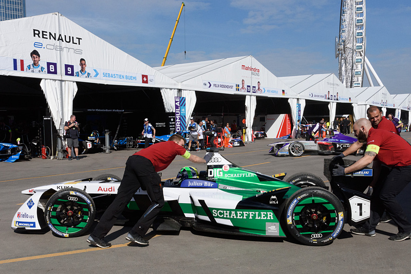 仮設テントの並ぶピットエリア。ピットウォークではこのエリアを歩くことができた