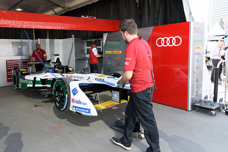 作業中のアウディピット。1号車の作業を見学中