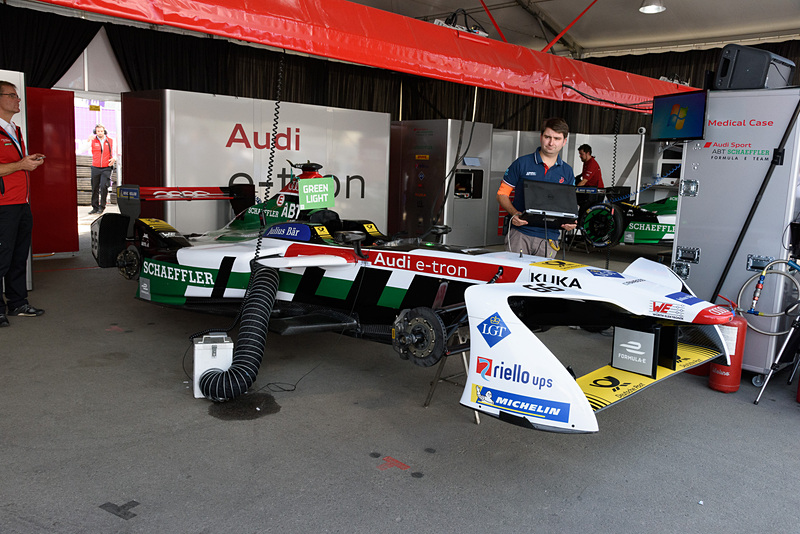 66号車もジャッキアップ。各部のチェックが始まった