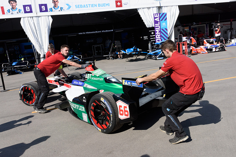 1号車の作業を見学していたら66号車も入ってきた。車検を終えて戻ってきたようだ