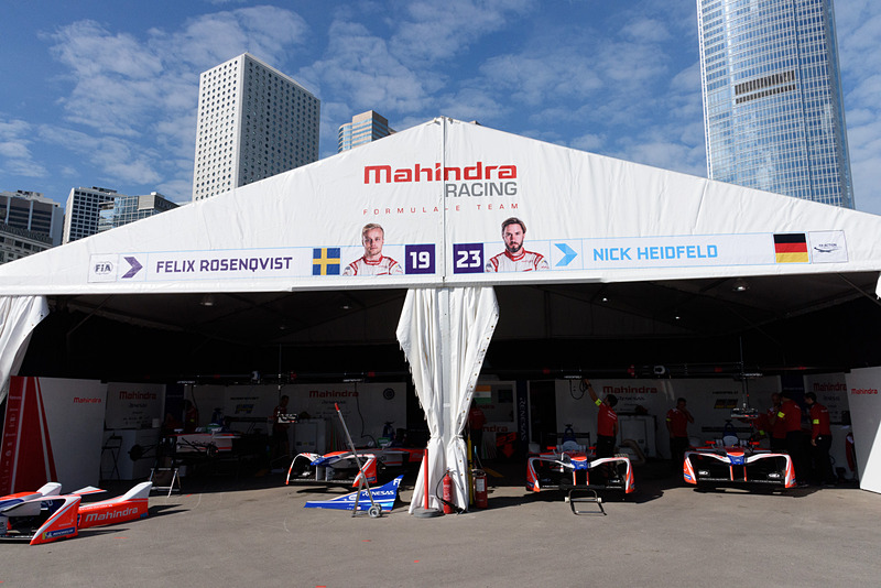 各チームのピットにはドライバーの顔写真が大きく掲載されており、お目当てのピットが分かりやすいようになっている。この辺りは日本のレースでも工夫してほしいところ