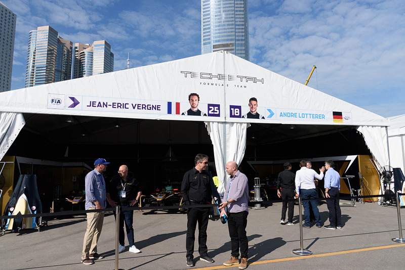 各チームのピットにはドライバーの顔写真が大きく掲載されており、お目当てのピットが分かりやすいようになっている。この辺りは日本のレースでも工夫してほしいところ