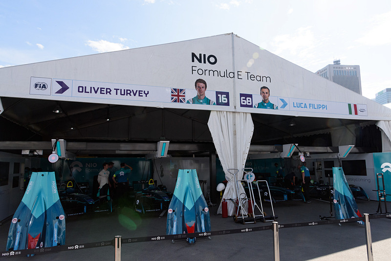 各チームのピットにはドライバーの顔写真が大きく掲載されており、お目当てのピットが分かりやすいようになっている。この辺りは日本のレースでも工夫してほしいところ