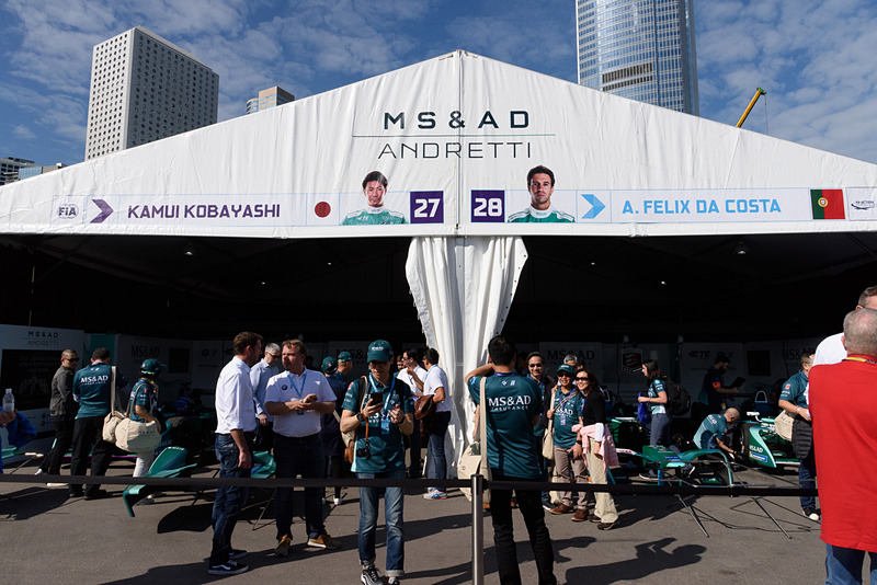 小林可夢偉選手のピット。ちょうどこの時間はスポンサー招待枠のピットツアーが行なわれており、招待客が多数訪れていた