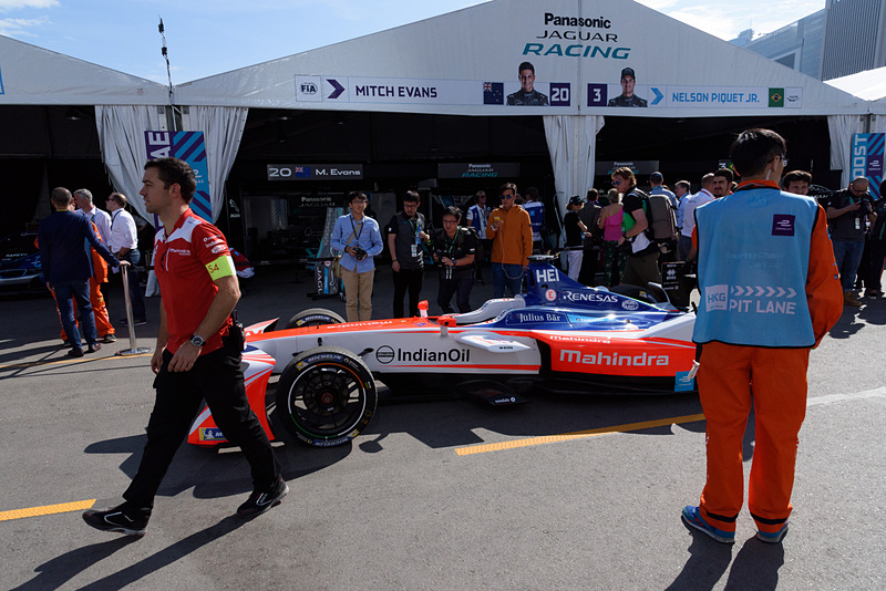 こちらは車検エリア。各チームが1台ずつマシンを持ってきて車検を受けていた