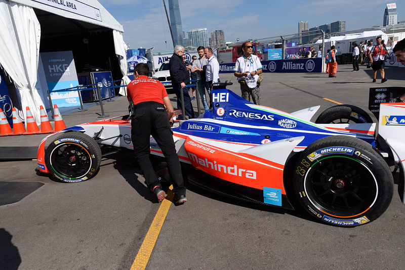 こちらは車検エリア。各チームが1台ずつマシンを持ってきて車検を受けていた