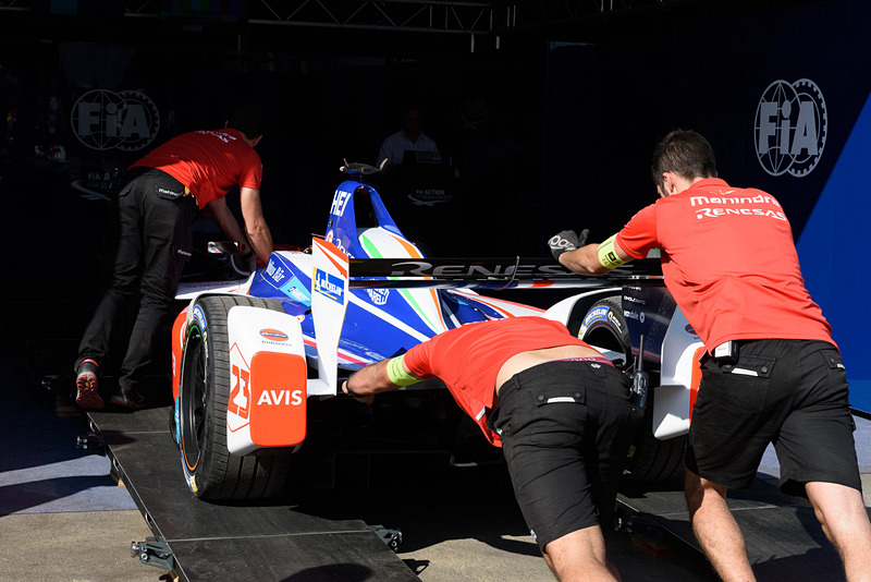 こちらは車検エリア。各チームが1台ずつマシンを持ってきて車検を受けていた