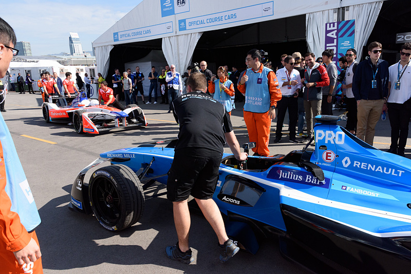 車検を受けたマシンと、これから車検を受けるマシンがお見合い。おおらかでゆったりした運営状況が見て取れる