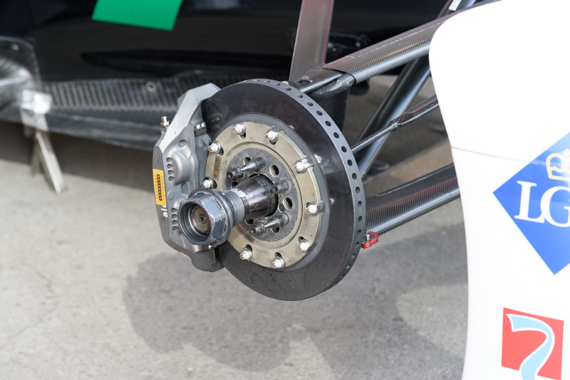 前輪のブレーキディスクまわり。シンプルかつ高剛性な作りに見える