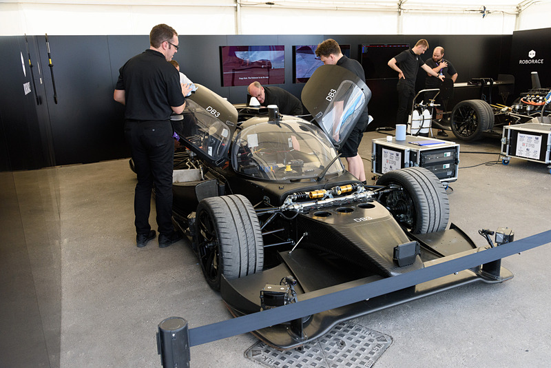 各部にセンサーを搭載するロボカー。各種センサーからの情報を融合するセンサーフュージョンによって環境を把握、自動運転で走る