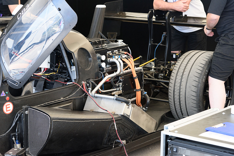 コクピット後方にバッテリー類など