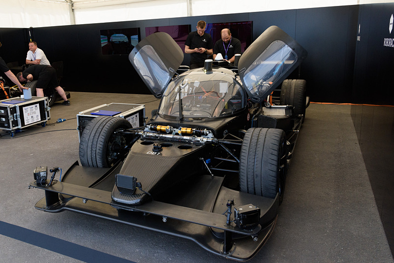 なぜか2座席レーシングカーベースの1人乗りレーシングカーとなっていた自動運転車の「ロボカー」