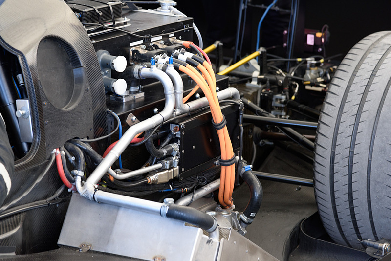 バッテリー類などからは、オレンジ色の高電圧ケーブルが