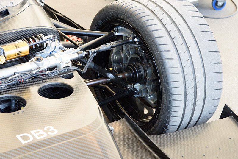 前輪の内側。車軸が見える。回生発電のためなのだろうか