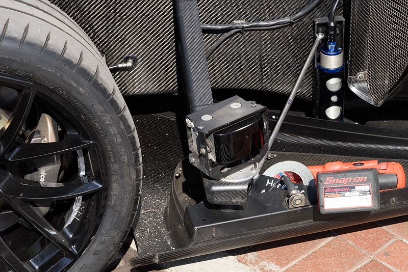 前輪直後にもLiDAR。斜め後ろに角度を付けることで、広い範囲を見ているようだ。その右には、おそらく超音波センサーであるソナーを配置