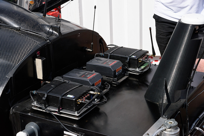 制御ユニット直後には、通信やGPSのためだろうかアンテナが見える