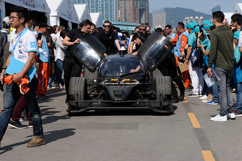 人の手によってピットロードを運ばれていくロボカー