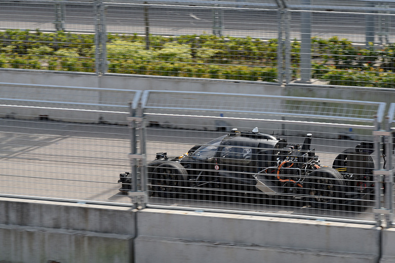 人によって運転され、自動運転は2周のみ。その後、急ブレーキが発生し、しばらくコースで停止。そのままデモラン終了となった