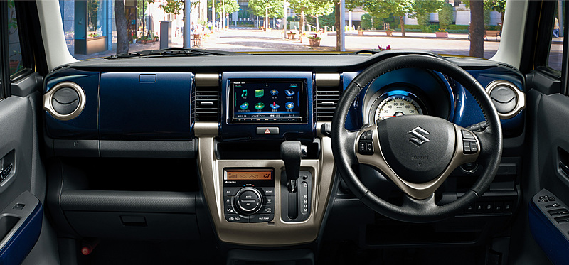 ネイビーの専用色インパネカラーパネルを採用