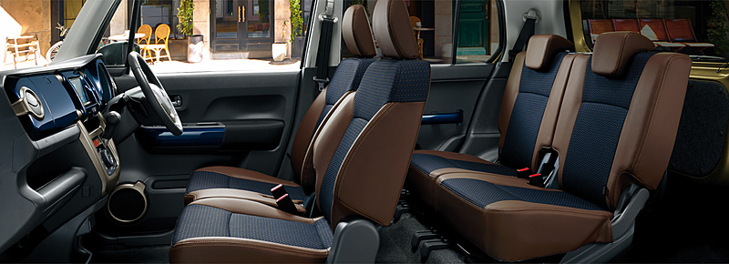 ネイビーとブラウンを組み合わせた専用レザー調＆ファブリックシート表皮を採用