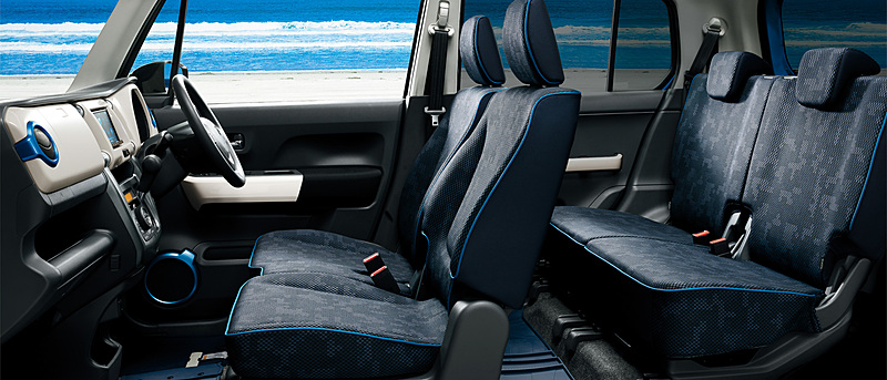 ネイビーの専用色ファブリックシート表皮を採用