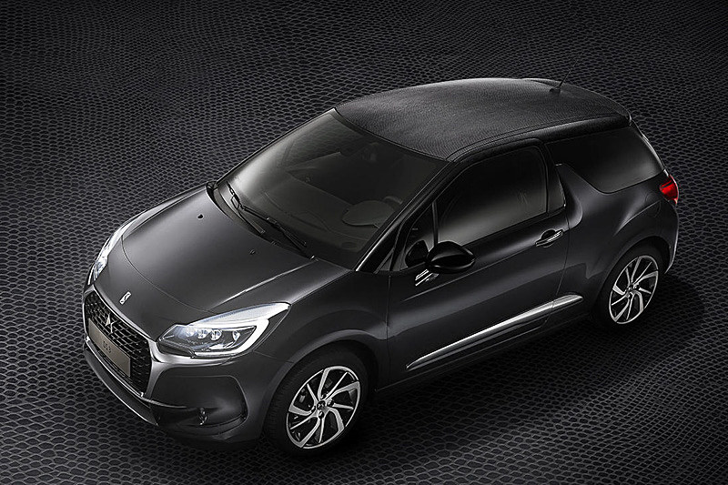 トカゲの表皮を模したステッカーをルーフに装着した「DS 3 ブラックレザール」