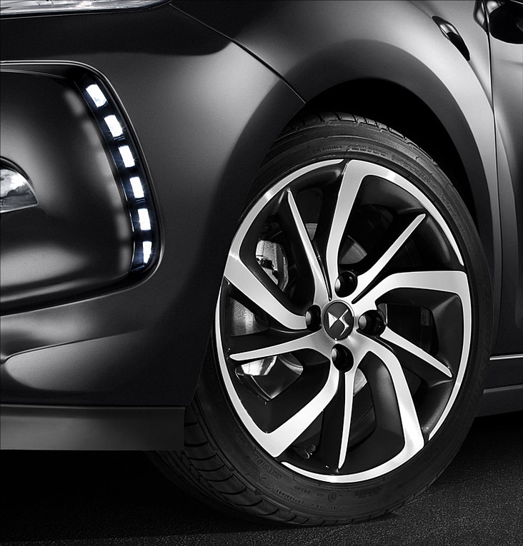 ボディやドアミラーのカラーに「ノアールペルラネラ」を採用。17インチアロイホイール（タイヤサイズ：205/45 R17）を装備