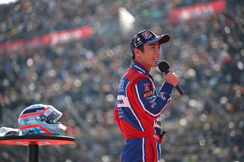 「Honda Racing THANKS DAY 2017」に足を運んだ大観衆の前でスピーチする佐藤琢磨選手
