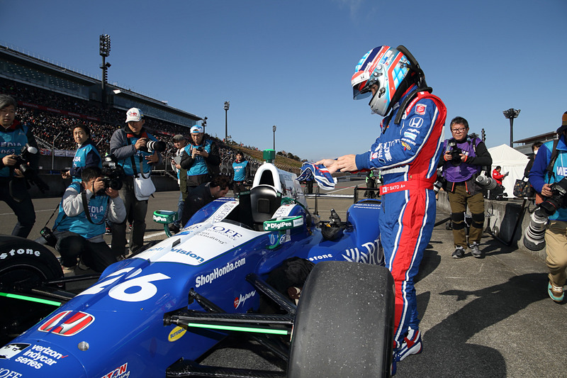 佐藤琢磨選手の凱旋走行に向けてオーバルコースのピットレーンで準備が進む