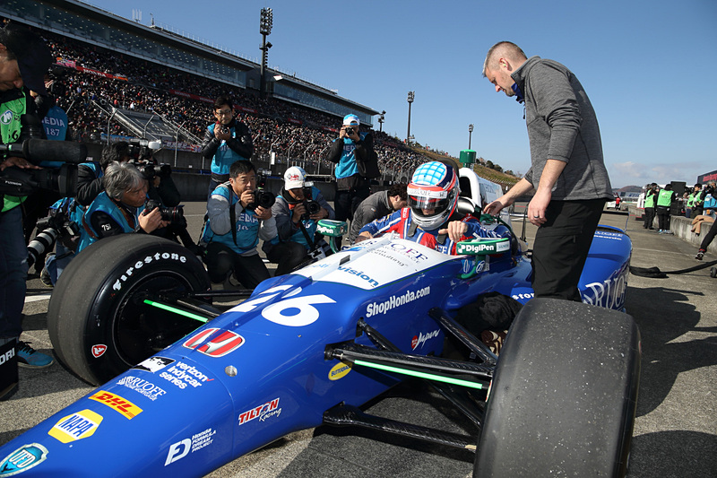 佐藤琢磨選手の凱旋走行に向けてオーバルコースのピットレーンで準備が進む