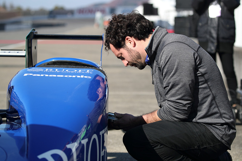 佐藤琢磨選手の凱旋走行に向けてオーバルコースのピットレーンで準備が進む