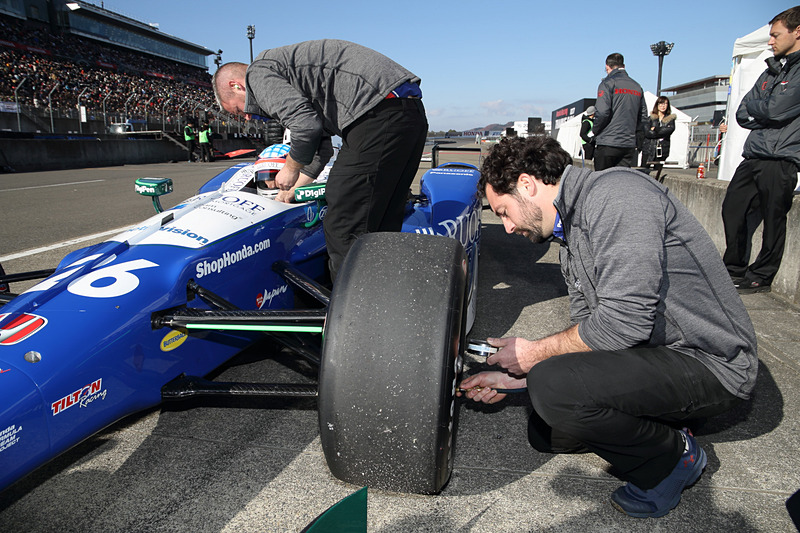 佐藤琢磨選手の凱旋走行に向けてオーバルコースのピットレーンで準備が進む