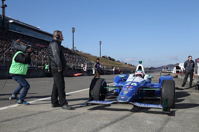 佐藤琢磨選手の凱旋走行に向けてオーバルコースのピットレーンで準備が進む