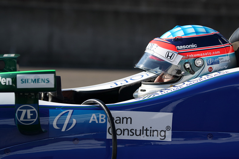 佐藤琢磨選手の凱旋走行に向けてオーバルコースのピットレーンで準備が進む