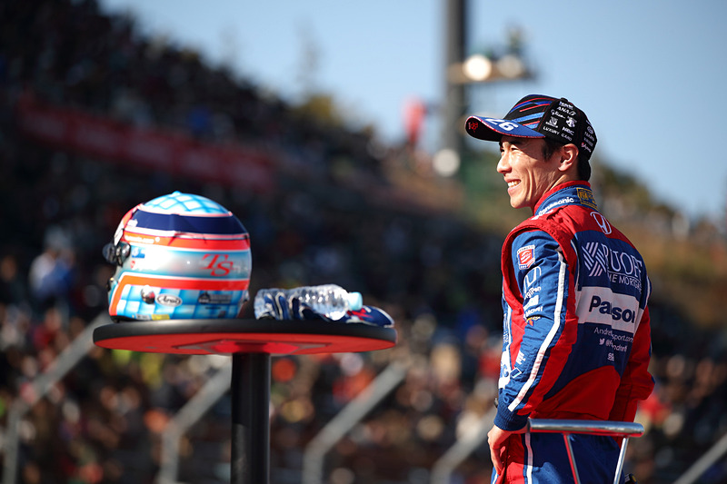 大観衆に向かってスピーチを行なった佐藤琢磨選手