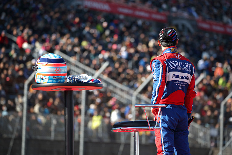 大観衆に向かってスピーチを行なった佐藤琢磨選手