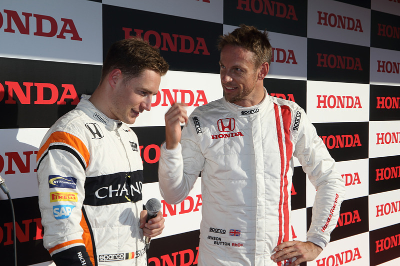 バンドーン選手（左）とバトン選手。別にバトン選手が後輩に説教している図ではない