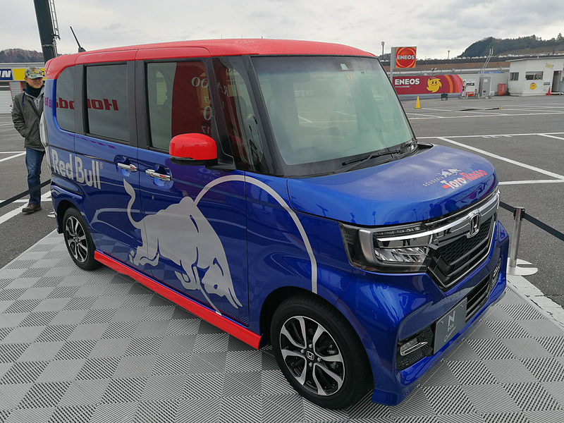 “トロロッソカラー”に塗られたホンダ「N-BOX カスタム」。Honda SENSING全車標準装備の注目の軽自動車だ