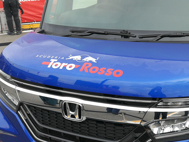 ボディの要所をロゴマークで彩る