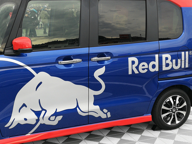 ボディの要所をロゴマークで彩る