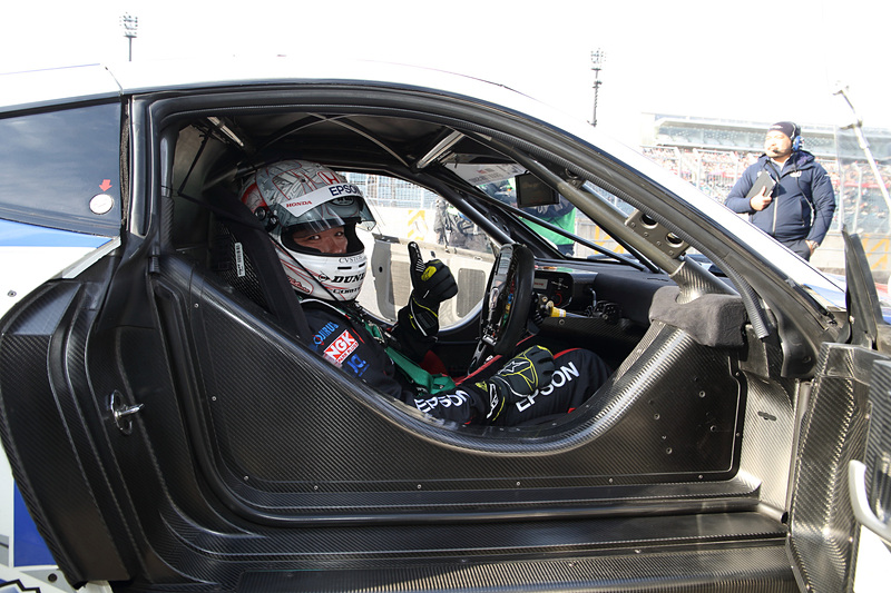 ドライバーもレース中とは違ってリラックスモード