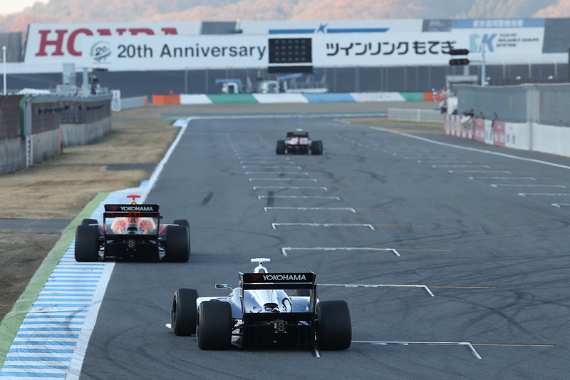 スーパーフォーミュラ車両も走行