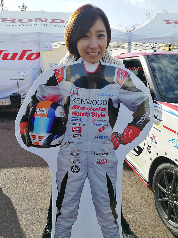 同社のマスコット“くるタム”をプレゼントするSNSキャンペーンも実施。等身大パネルに本人が顔を乗せるというレアなシーンも見られた