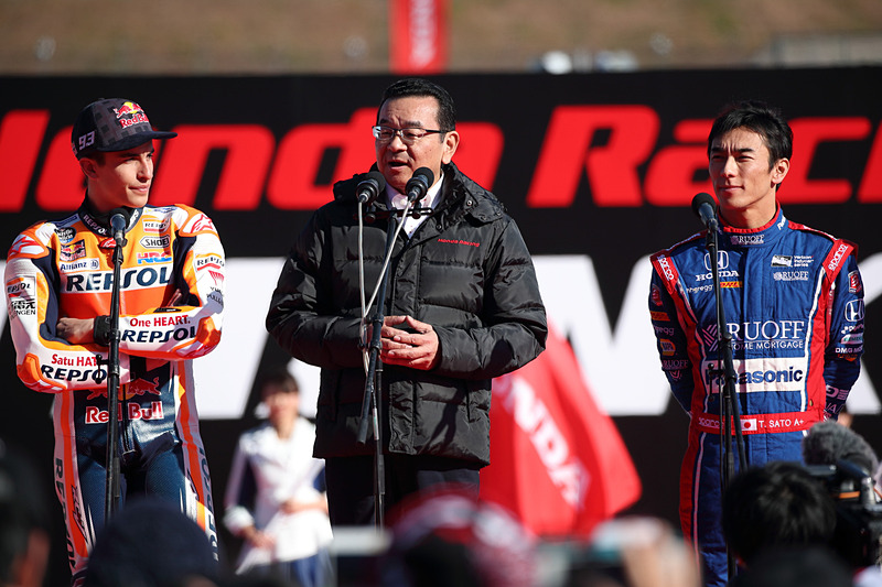 MotoGPのチャンピオンのマルク・マルケス選手、佐藤琢磨選手と並んでスピーチするホンダの八郷社長