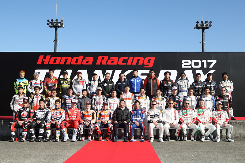 オープニングセレモニーで行なわれた記念撮影