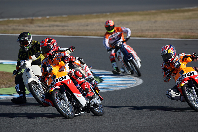 スーパーカブでもMotoGPマシンの乗り方になってしまうライダーもすごい